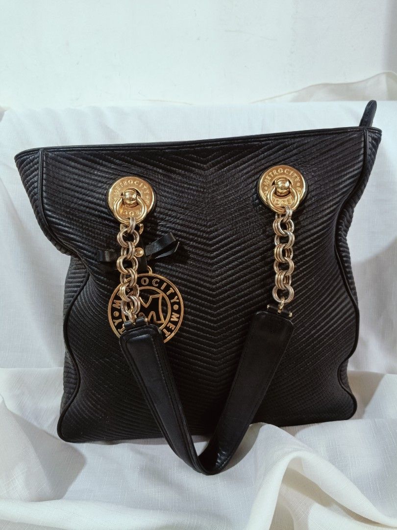 METROCITY SHOULDER BAG (Category: Luxury Bags & Wallets) located in San Fernando. Submitted by zharalee_17 (Listing ID 1293405531, Image 1). Description: .