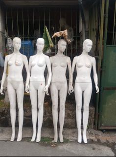 No stand Female with Facial feature Straight Pose Fiberglass Mall Pull Out Mannequins