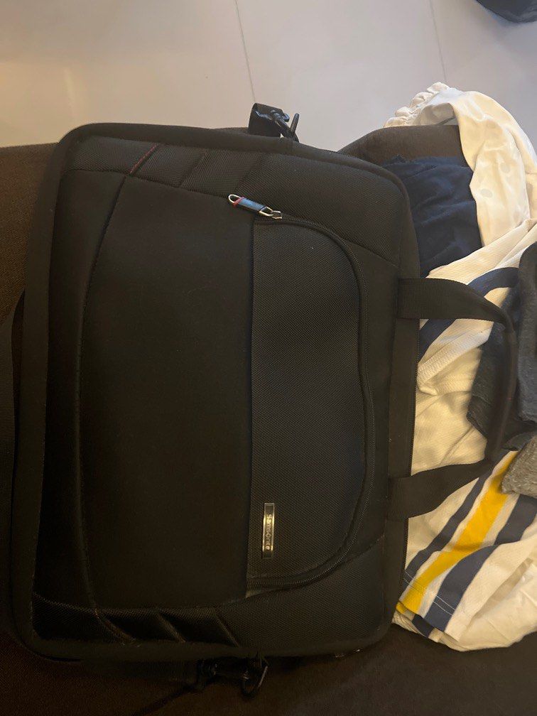 Samsonite laptop bag 15” (Category: Laptop Bags & Sleeves) located in Pasig City. Submitted by trengcalma (Listing ID 1293441189, Image 2). Description: Good as new Original samsonite laptop bag 15” .