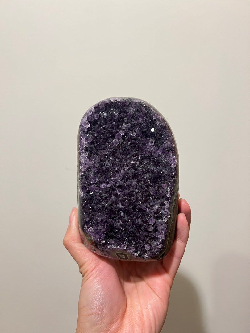 重量級粒粒紫晶簇(紫紅底) [𝐀𝐦𝐞𝐭𝐡𝐲𝐬𝐭] 紫水晶, 女裝, 飾物及配件, 寶石、鑽石、水晶- Carousell