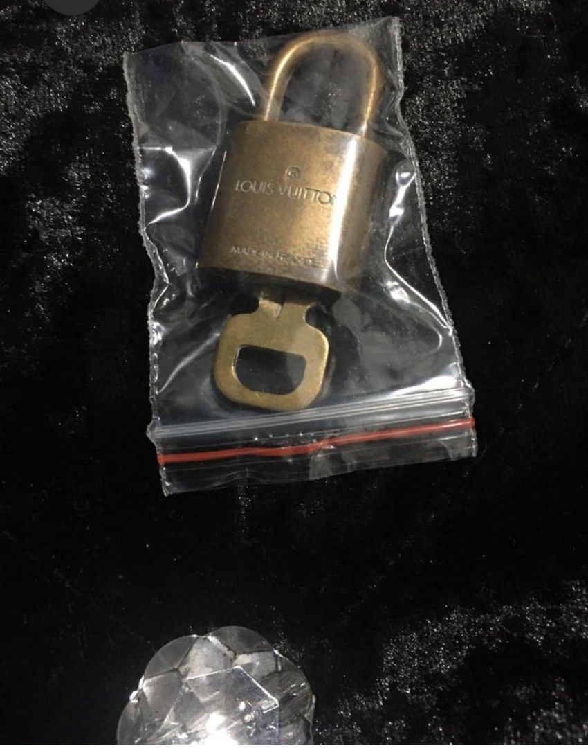💯 Authentic Louis Vuitton Speedy 30 lock and key (Category: Safe) located in Batangas. Submitted by girlmeetspurple (Listing ID 1293740066, Image 1). Description: 💯☑️Authentic from Japan Lv speedy lock and key 3️⃣2️⃣3️⃣.