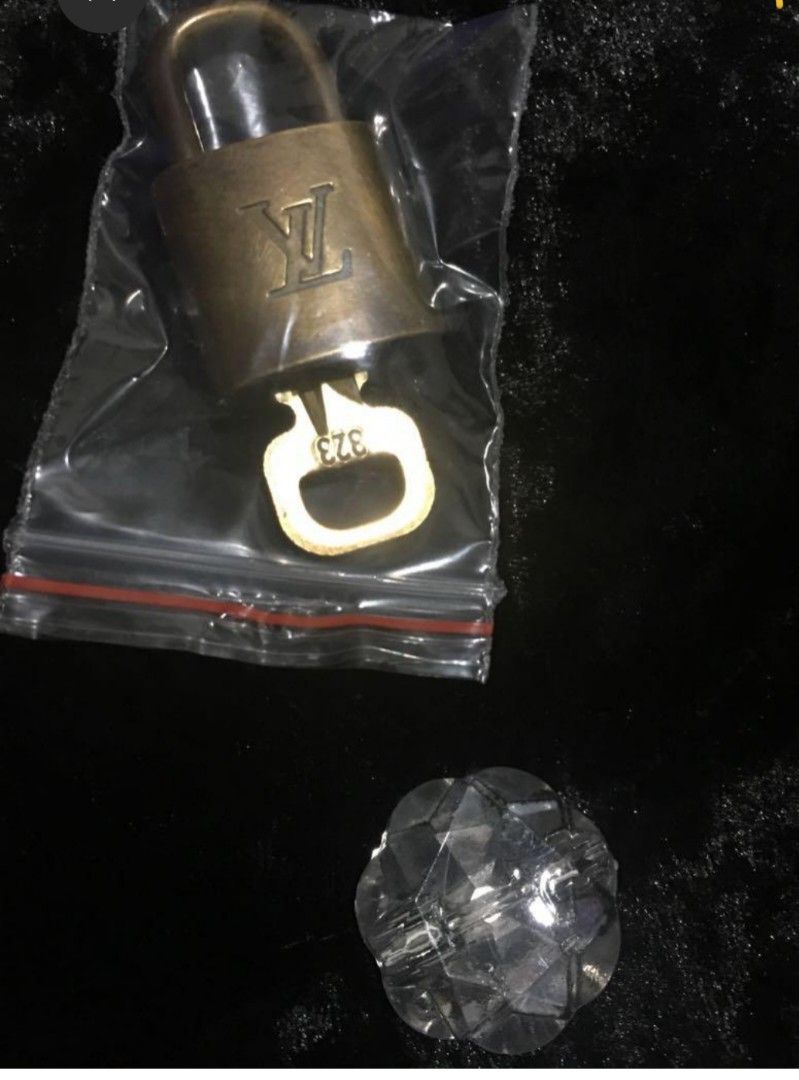 💯 Authentic Louis Vuitton Speedy 30 lock and key (Category: Safe) located in Batangas. Submitted by girlmeetspurple (Listing ID 1293740066, Image 2). Description: 💯☑️Authentic from Japan Lv speedy lock and key 3️⃣2️⃣3️⃣.