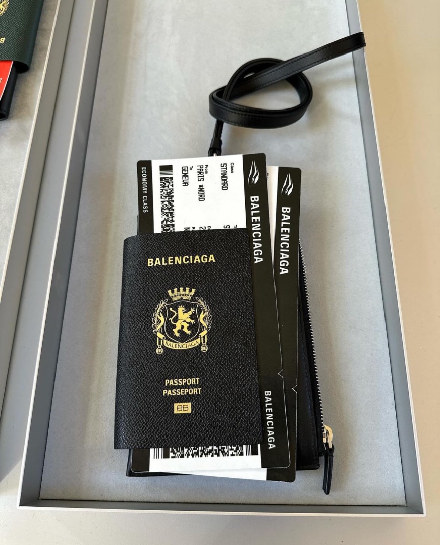 バレンシアガ パスポート PASSPORT フォンホルダー - 小物