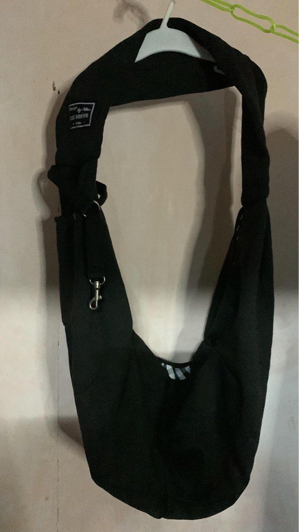 DOG CARRIER black (Category: Homes & Other Pet Accessories) located in Manila. Submitted by deae_ (Listing ID 1293638760, Image 1). Description: Can send more photos!!! just message me!! ♥️ Bought it 1,200+ sa pet salon around laguna. used it once pero ayaw rin ng dog ng ate ko. ideal for xs-s pet like adult chihuahua and for adult cats kasya rin .
