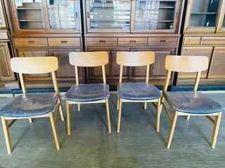 JAPAN SURPLUS FURNITURE 4PCS DINING CHAIRS  SIZE 17L x 18.5W x 16H  14.5"SANDALAN HEIGHT  31"SEAT HEIGHT (AS-IS ITEM) IN GOOD CONDITION