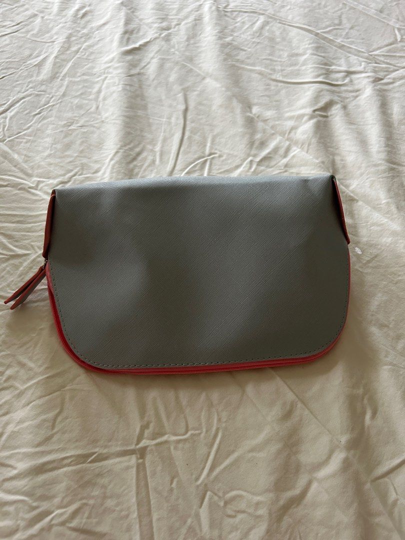 Makeup bag (Category: Makeup) located in Melbourne. Submitted by ashlyn.s (Listing ID 1293574864, Image 1). Description: Pickup in Springfield.