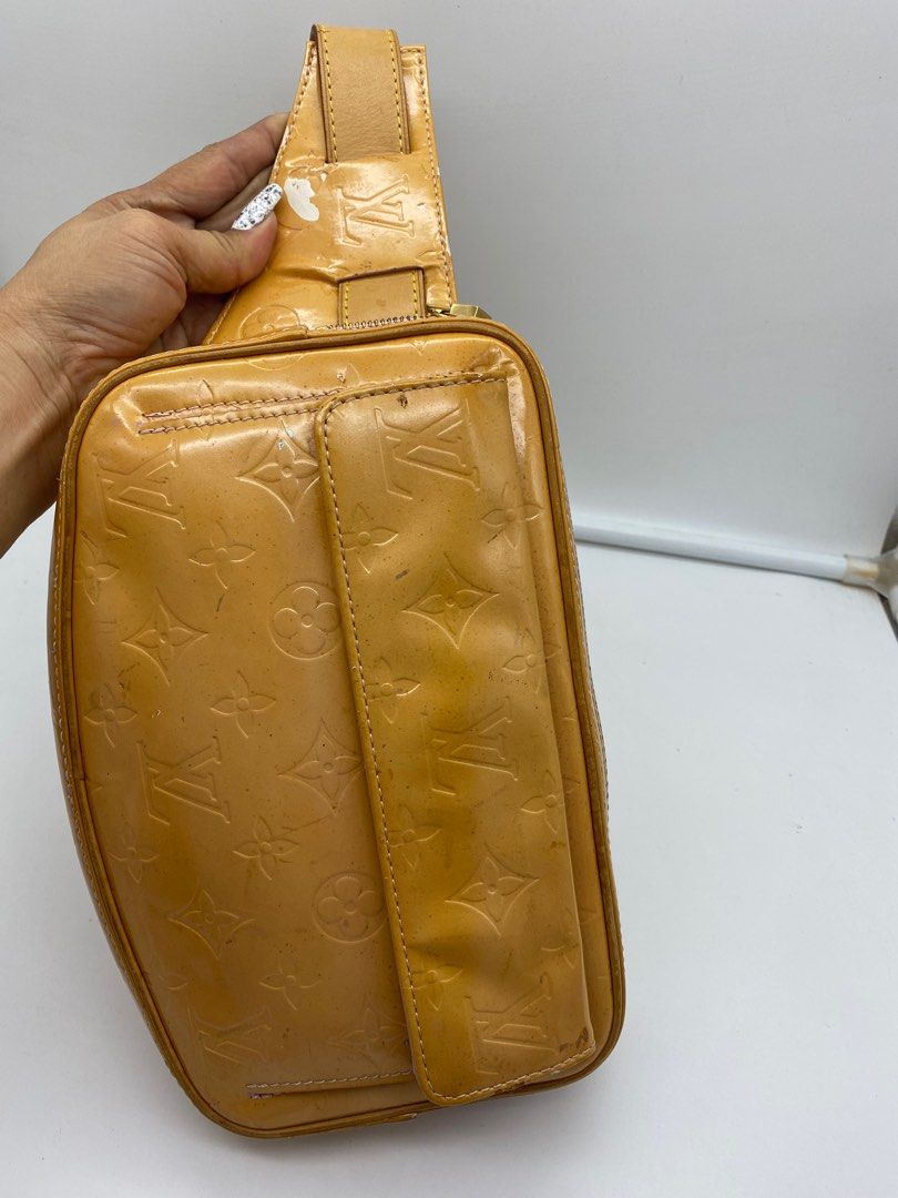ORIG LV BUMBAG❤️ (Category: Luxury Bags & Wallets) located in Bacolod City. Submitted by chuchaystuffs (Listing ID 1293669083, Image 1). Description: Orig projext bag kayo na po bahala mgpaganda , see pics for reference pa paint nyo pra lalong gumandq .