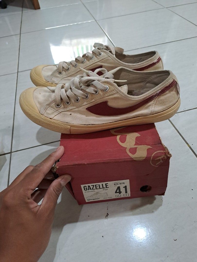 Sepatu compass putih size 41 legend langka edisi 2019 dulu sempat viral  cocok jadi pajangan toko