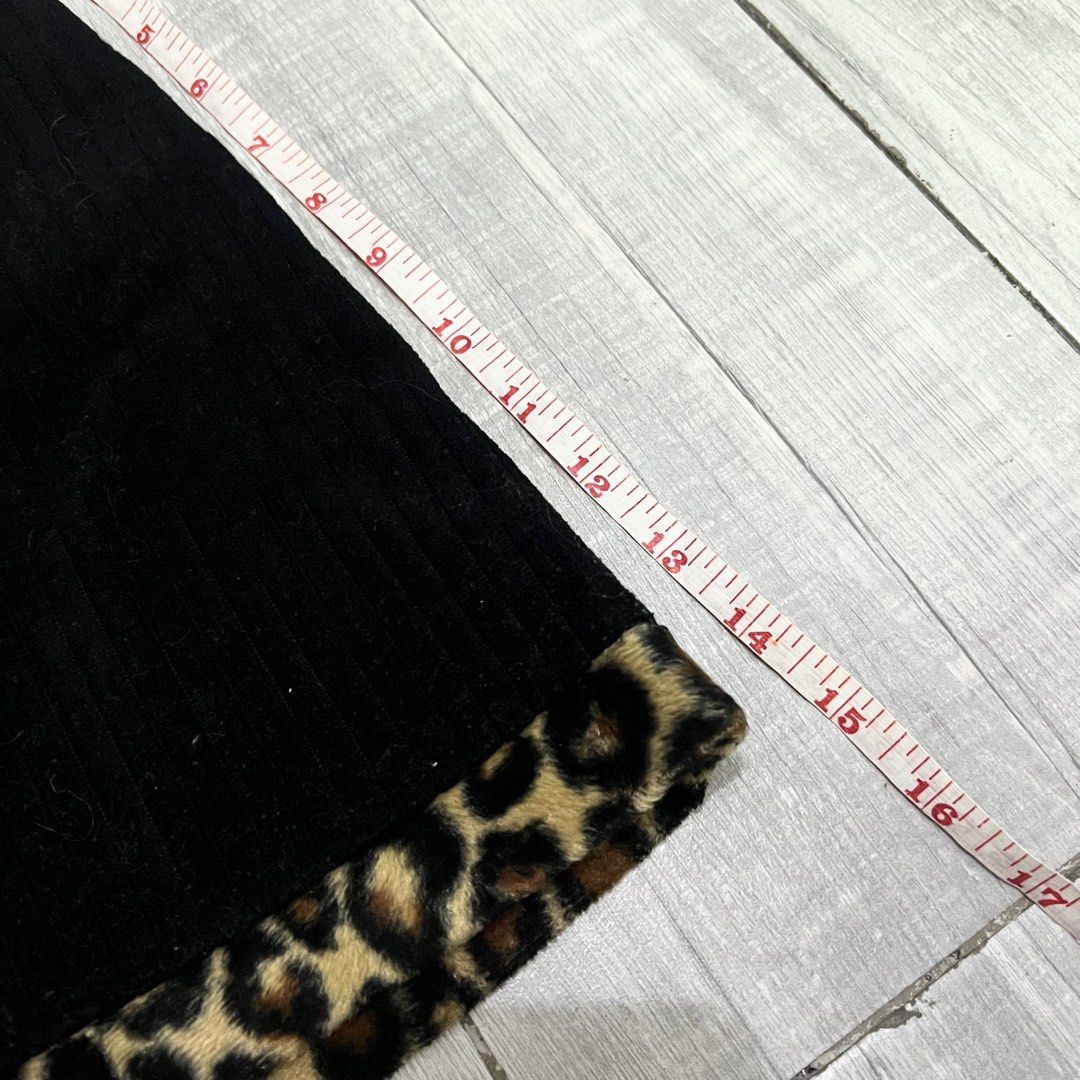 leopard/cheetah print velvet mini skirt (Category: Skirts) located in Cavite. Submitted by bearcart (Listing ID 1293671979, Image 2). Description: this is so cutee.
