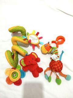 2 hanging baby toys with pull down vibration