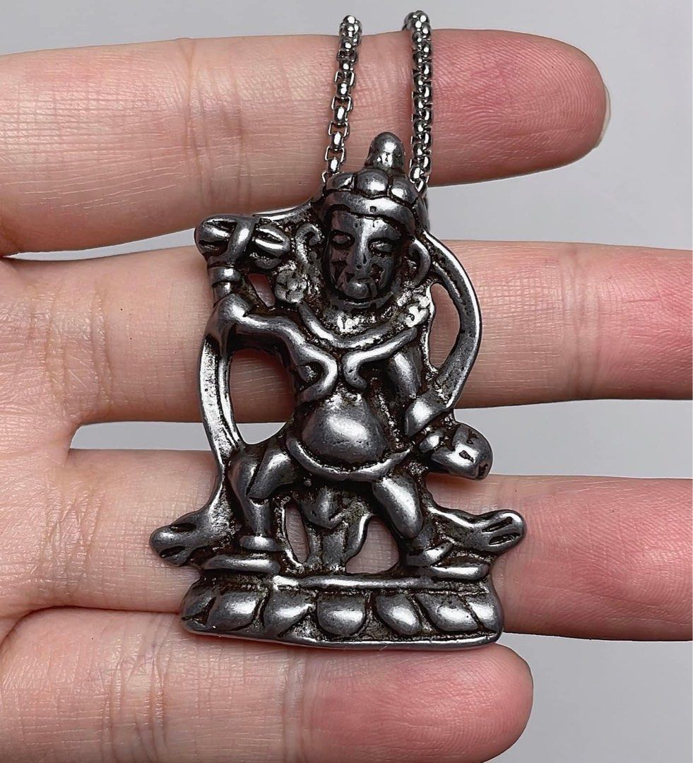 賠本出清‼️西藏老天鐵隕石手工鏨刻敲型《金剛手菩薩》, 書籍、休閒與