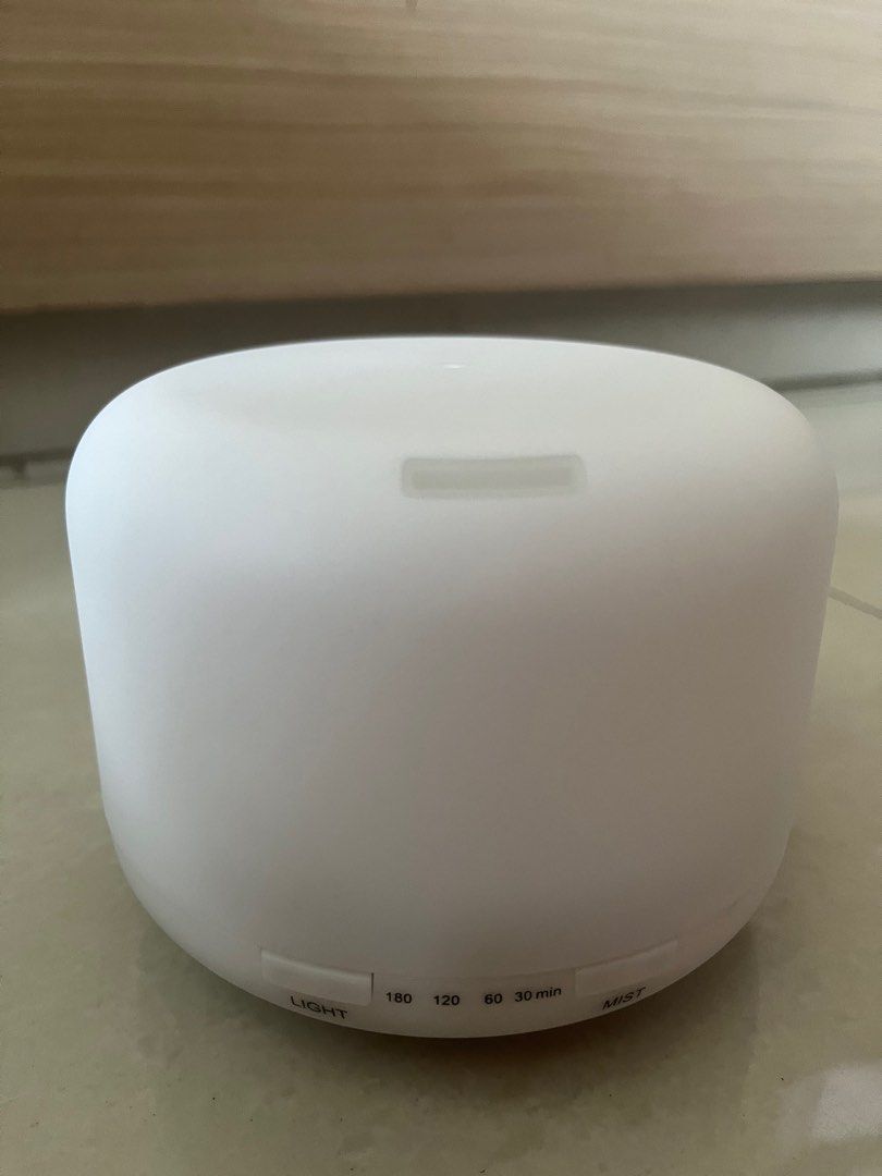 Aroma diffuser (Category: Air Purifiers & Dehumidifiers) located in Singapore. Submitted by lingli.tan.50 (Listing ID 1293808073, Image 3). Description: Aroma diffuser brand new in box.