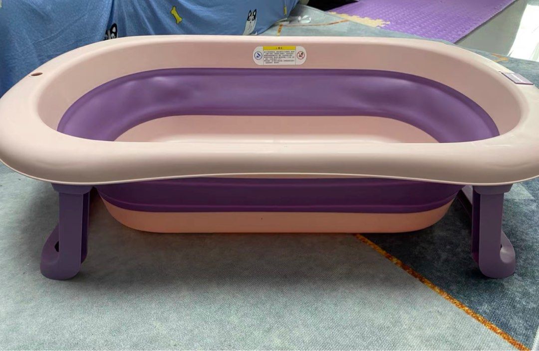 Baby Bathtub / Newborn Foldable Bathtub / 嬰兒浴盆嬰兒折疊浴盆新生兒寶寶可坐可躺家用大號洗澡桶兒童用品 （分類：洗澡及換尿片 - 浴盆及相關設備）位於 Hong Kong。 由 buyy_or_byee 提交（商品編號 1293906963，圖片 3）。簡介： Bathtub with soft pad = $150 (color available is pink, blue and green) suitable for newborn baby (0-12 months) Delivery only 🚚📦。