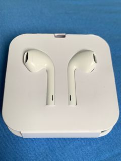 Earpods Original Apple EarPods with Lightning Connector (plug n play no need connect to Bluetooth)