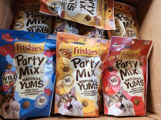 Friskies party mix natural yums - chicken, tuna and salmon cat treats