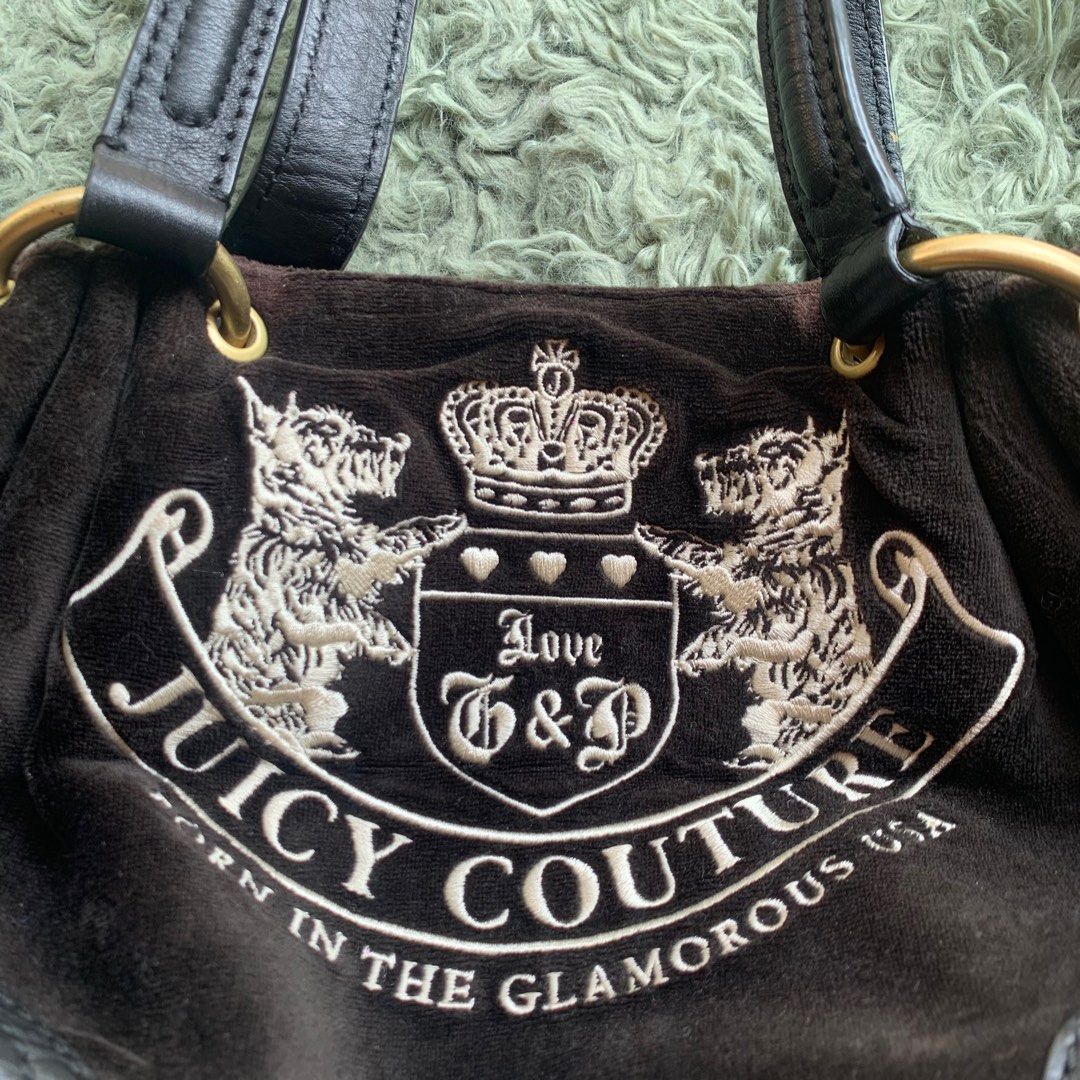 JUICY COUTURE y2k baguette bag (Category: Luxury Bags & Wallets) located in Agoo. Submitted by st3ffy (Listing ID 1293802179, Image 3). Description: Juicy couture vintage baguette very y2k mga ate ko manageable min scratchets lang sa loob, sa labas naman sa back is min discoloration, can see in the pictures OK pa ung mirror niya! CHOCO BROWN .