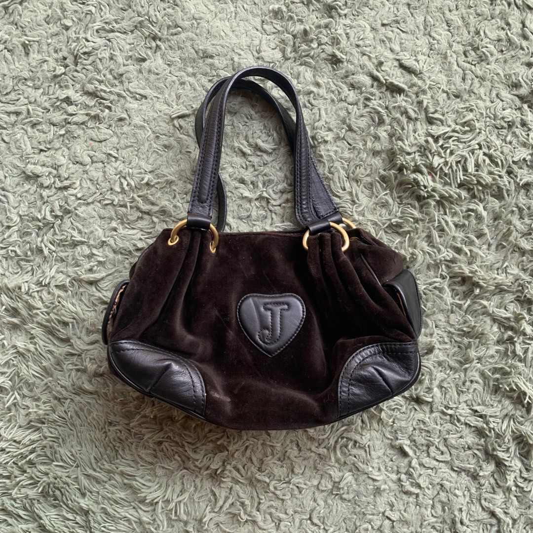 JUICY COUTURE y2k baguette bag (Category: Luxury Bags & Wallets) located in Agoo. Submitted by st3ffy (Listing ID 1293802179, Image 2). Description: Juicy couture vintage baguette very y2k mga ate ko manageable min scratchets lang sa loob, sa labas naman sa back is min discoloration, can see in the pictures OK pa ung mirror niya! CHOCO BROWN .