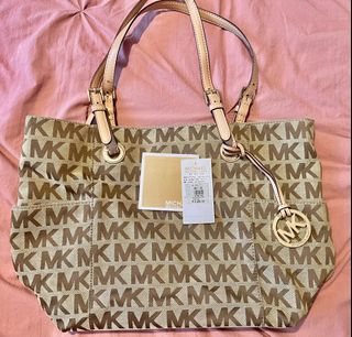 (Category: ) located in . Submitted by mdccloset (Listing ID 1293798691, Image 1). Description: .