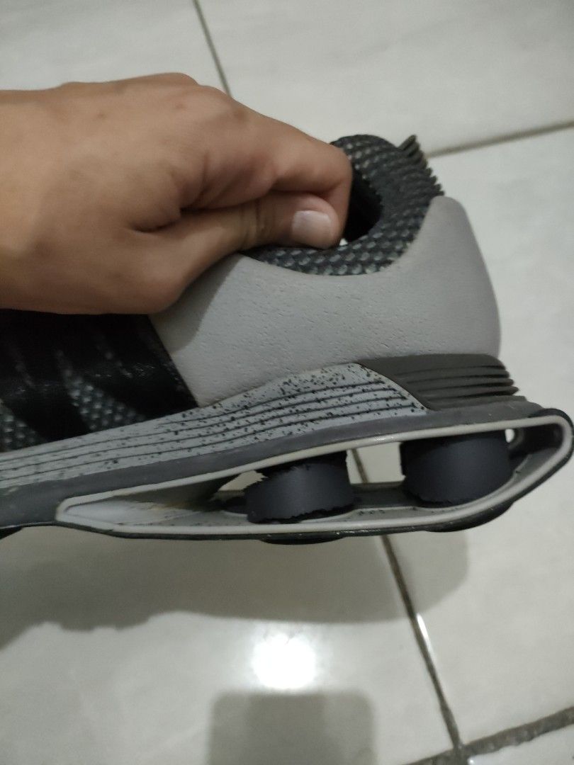 Nike men running shoes defect heel, Fesyen Pria, Sepatu , Sneakers di Carousell