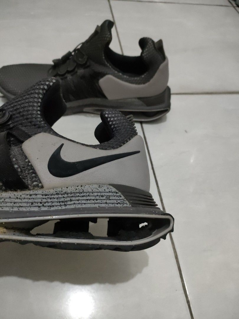 Nike men running shoes defect heel, Fesyen Pria, Sepatu , Sneakers di Carousell