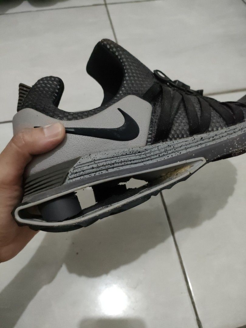 Nike men running shoes defect heel, Fesyen Pria, Sepatu , Sneakers di Carousell