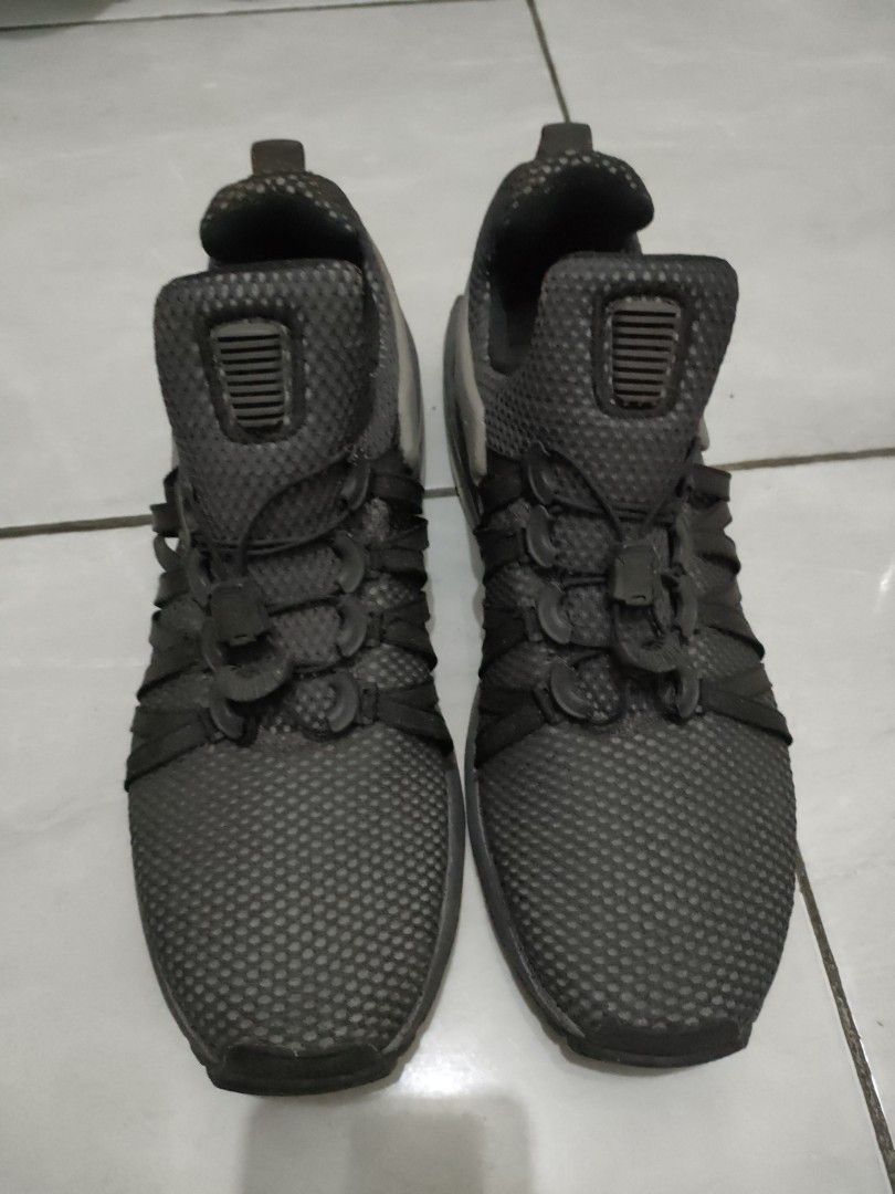 Nike men running shoes defect heel, Fesyen Pria, Sepatu , Sneakers di Carousell