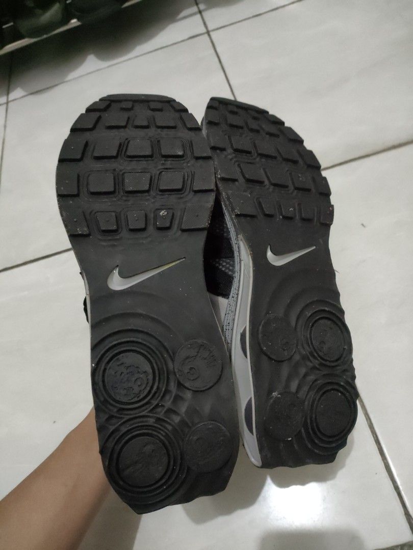 Nike men running shoes defect heel, Fesyen Pria, Sepatu , Sneakers di Carousell