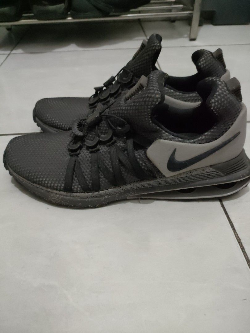 Nike men running shoes defect heel, Fesyen Pria, Sepatu , Sneakers di Carousell