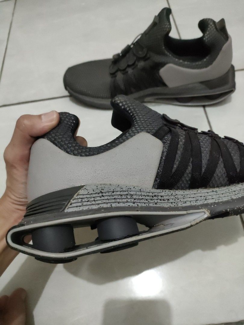 Nike men running shoes defect heel, Fesyen Pria, Sepatu , Sneakers di Carousell