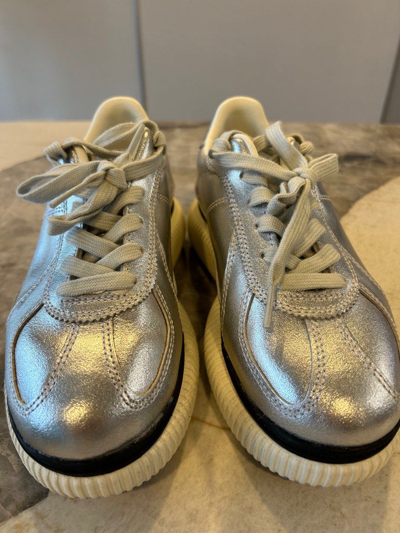Onitsuka Tiger - Delecity Unisex Silver Leather Shows (Category: Sneakers) located in Singapore. Submitted by secretstashofmine (Listing ID 1293820817, Image 2). Description: Style #: 1183B941.020 RRP: $270.00 This pair is bought from Tokyo and I don’t have the box as my luggage had no space. Only wore once but I have another pair in silver so i’m willing to let go to a sincere buyer See the picture on actual size as it seems different from what 