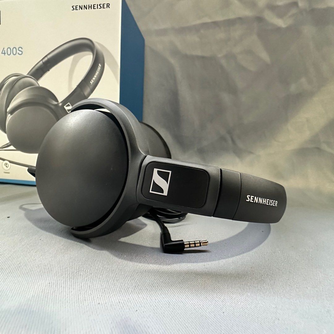 Sennheiser HD 400S wired headphone (Category: Headphones & Headsets) located in Santa Maria. Submitted by angeljune07 (Listing ID 1293840848, Image 3). Description: Sennheiser HD 400S The HD 400S features a one-button smart remote, which allows you to control music and take calls with ease, and the sturdy folding design makes these headphones durable and compact enough to be taken anywhere. FEATURES - Well-extended sound response with dynamic bas