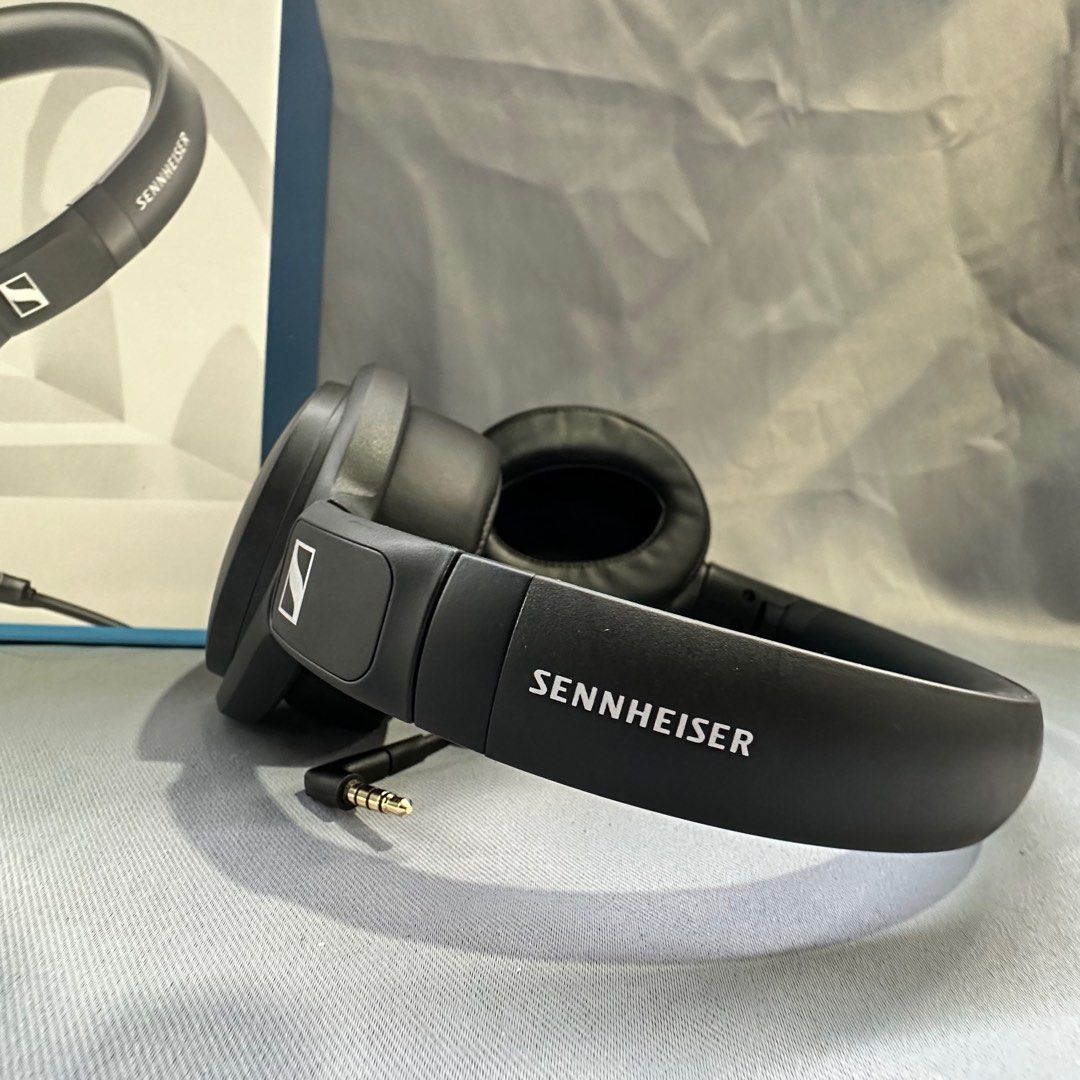 Sennheiser HD 400S wired headphone (Category: Headphones & Headsets) located in Santa Maria. Submitted by angeljune07 (Listing ID 1293840848, Image 2). Description: Sennheiser HD 400S The HD 400S features a one-button smart remote, which allows you to control music and take calls with ease, and the sturdy folding design makes these headphones durable and compact enough to be taken anywhere. FEATURES - Well-extended sound response with dynamic bas