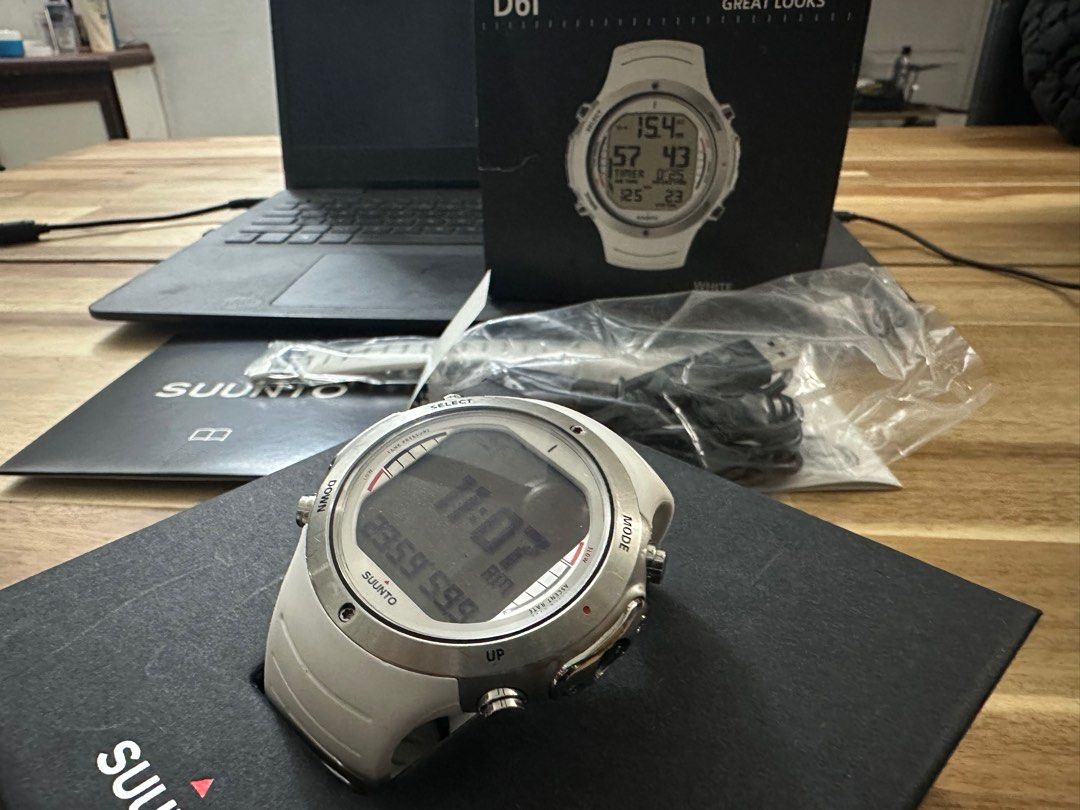 SUUNTO D6i WHITE Men s Fashion Watches Accessories Watches on Carousell
