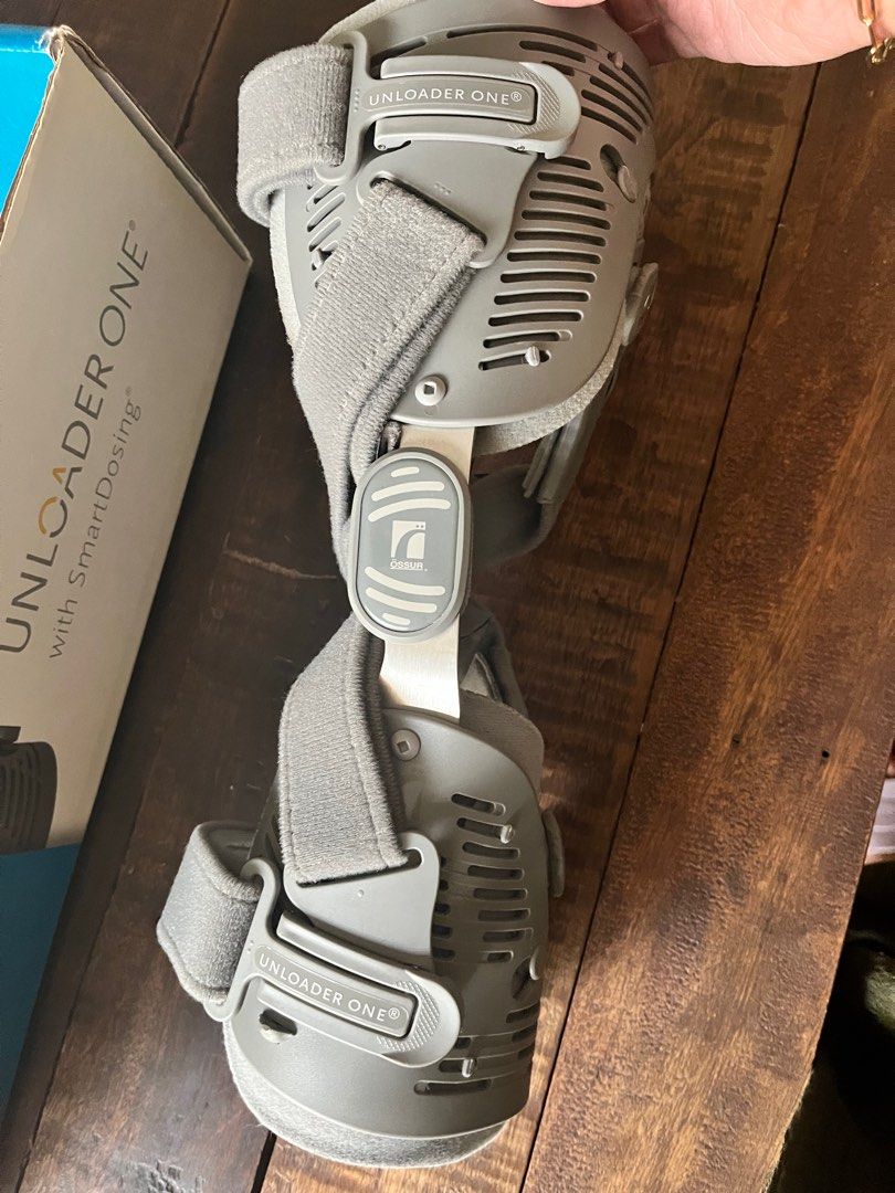 Unloader One Knee Brace (Category: Medical Supplies & Tools) located in Makati City. Submitted by dailysteal_ph (Listing ID 1293762798, Image 2). Description: Unloader One Knee Brace Purchased at 45,000.00 Complete with box and receipt.