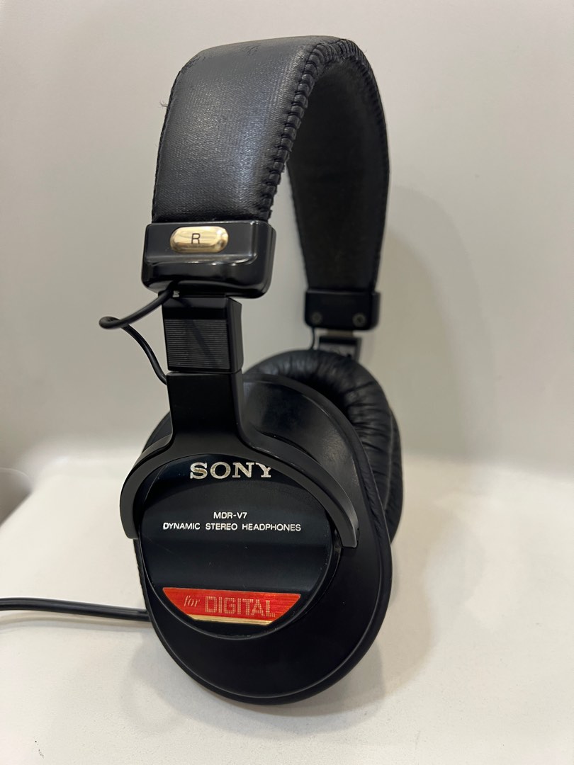 VINTAGE MADE IN JAPAN SONY MDR V7 OUT OF PRODUCTION