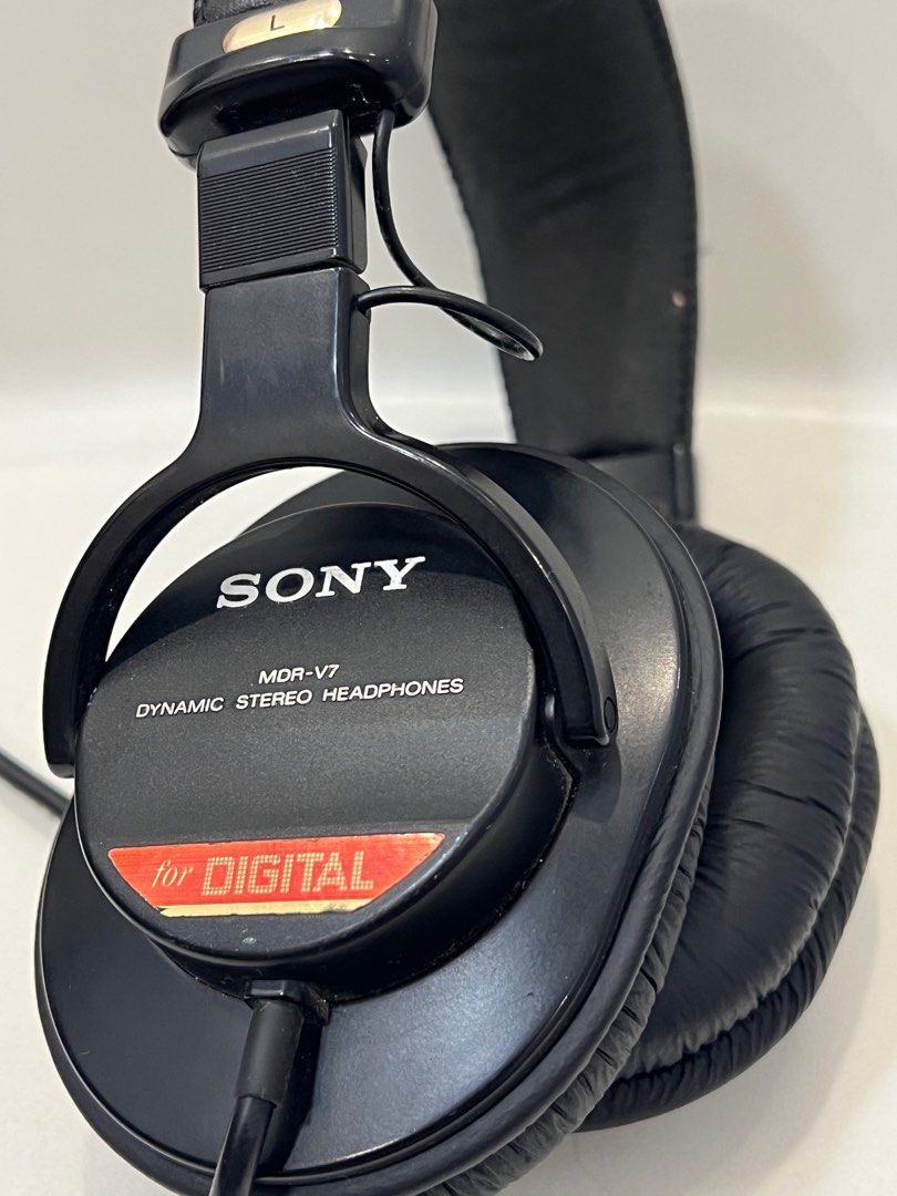 VINTAGE MADE IN JAPAN SONY MDR V7 OUT OF PRODUCTION