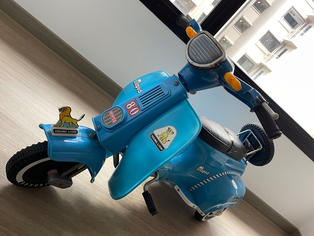 Vintage pedal scooter (young lion), Toys & Collectibles