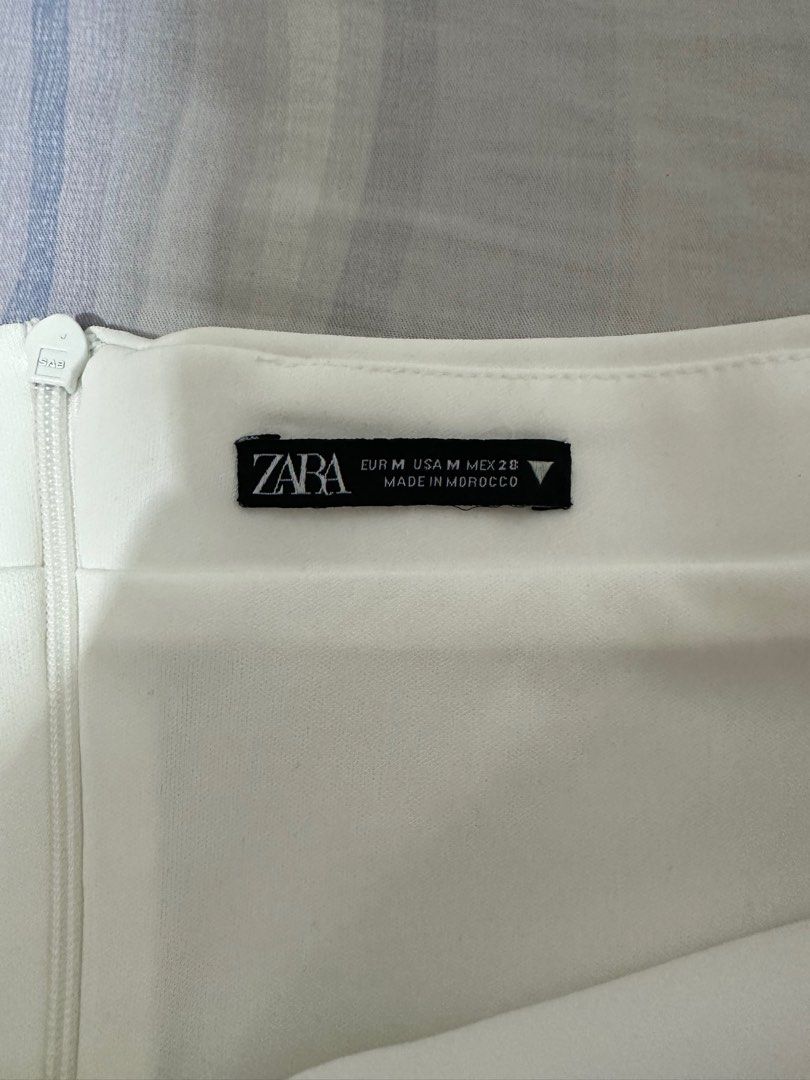 ZARA White Tube Top (M) (Category: Others Tops) located in Paranaque City. Submitted by xiadeclutter (Listing ID 1293847114, Image 3). Description: AUTHENTIC ZARA •Size Medium •Has slight fabric pilling on the bottom, but nonetheless, still in good condition •Zip-up .