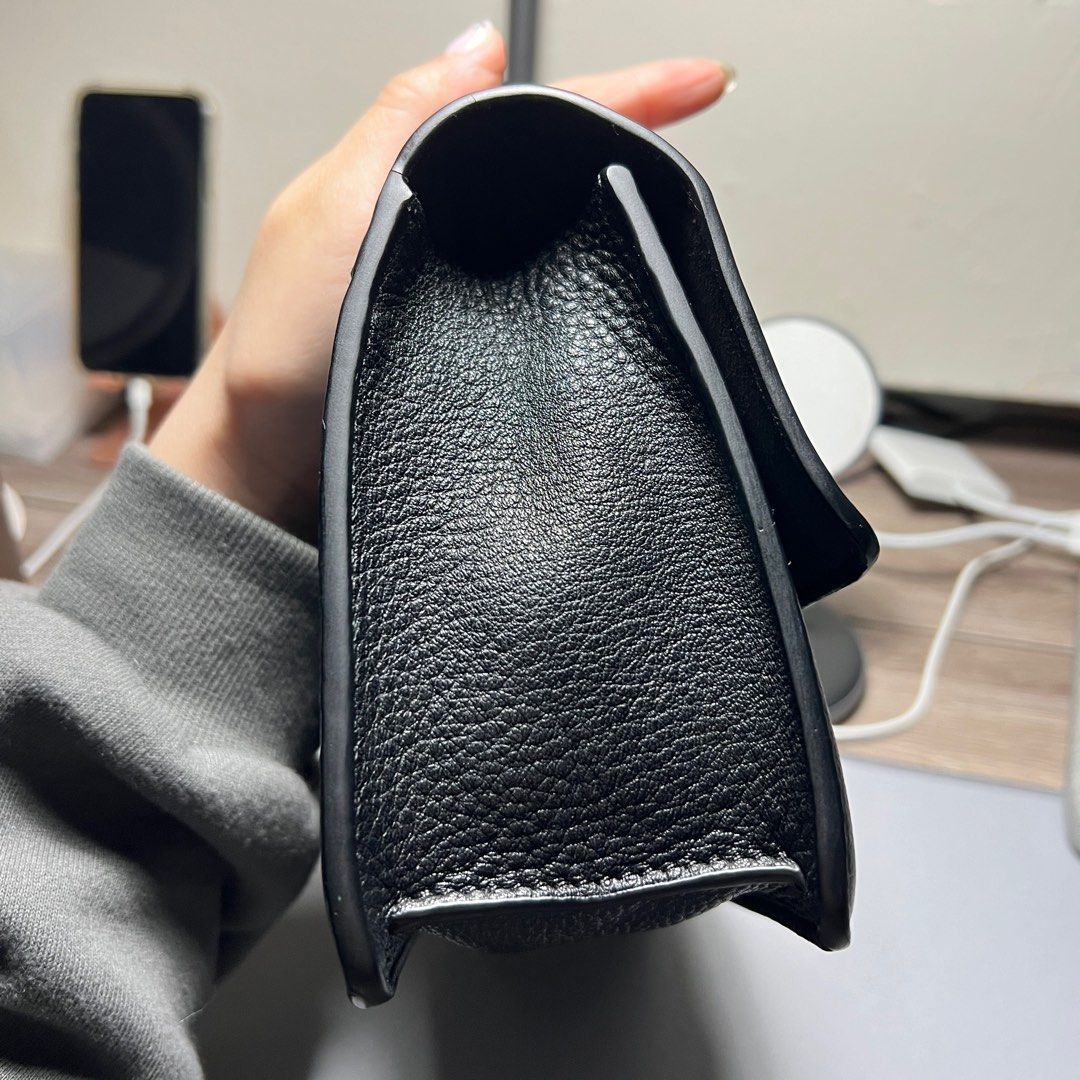 由 huanf (刊登 ID 1290745812，圖片 3) 提交，位於 台北市 (Taipei) 的 二手真皮包 長夾也可放 牛皮包 (類別：腰包、胸包)，說明：真皮牛皮包 皮質很軟 真的已經不背，便宜出售 先蓋部分一定都有裂痕 為正常使用狀況 背帶因為本人太矮 有自己穿洞（圖9）也可換自己的背帶 當初買2200元 直接不用半價賣出。