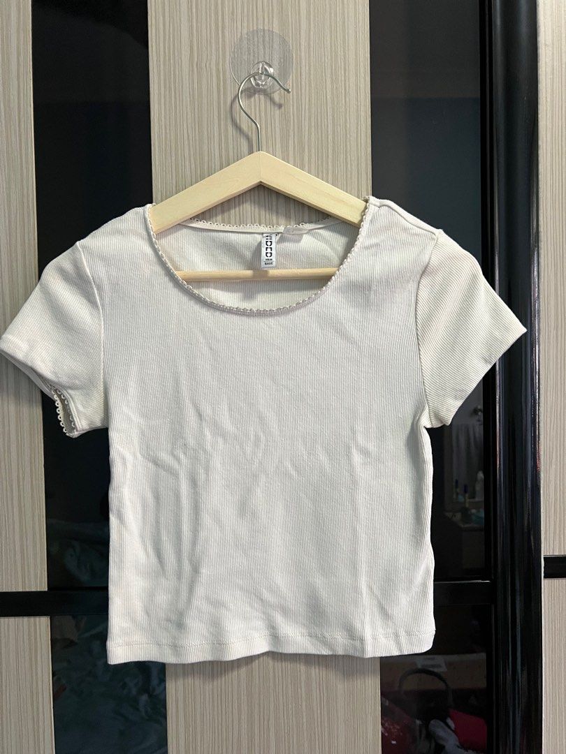Basic Crop Tee (Category: Shirts) located in Singapore. Submitted by b.dragonn (Listing ID 1290710993, Image 1). Description: .