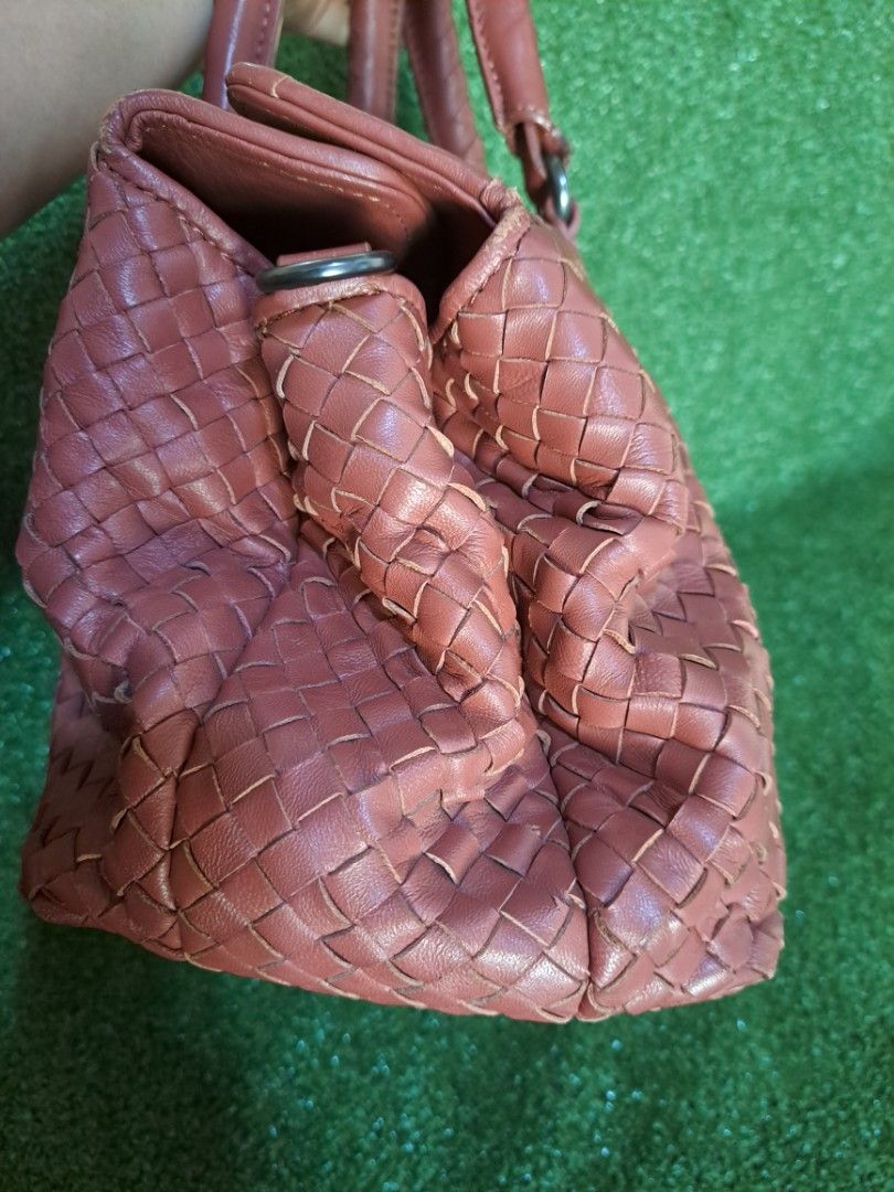 Bottega veneta (Category: Luxury Bags & Wallets) located in Batangas. Submitted by venus232nd (Listing ID 1290667142, Image 2). Description: no sling.