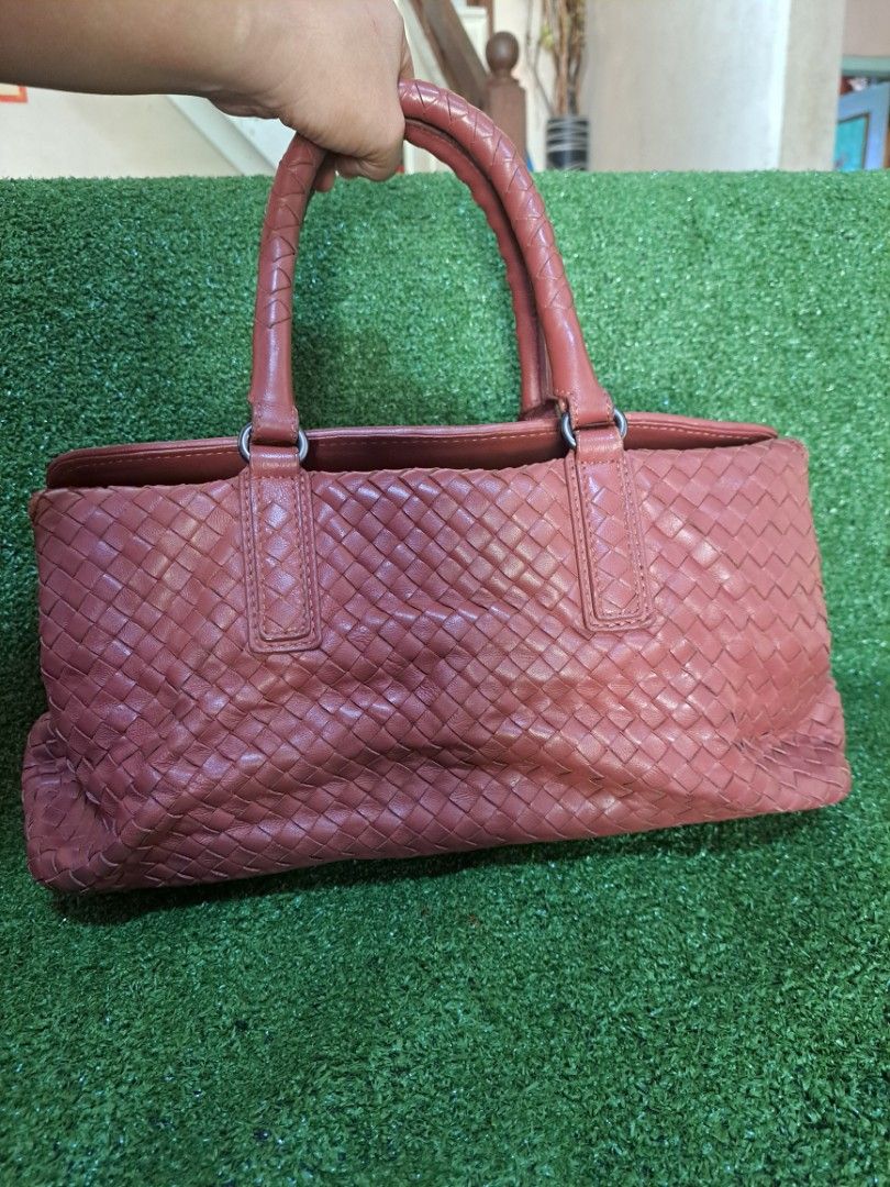 Bottega veneta (Category: Luxury Bags & Wallets) located in Batangas. Submitted by venus232nd (Listing ID 1290667142, Image 1). Description: no sling.