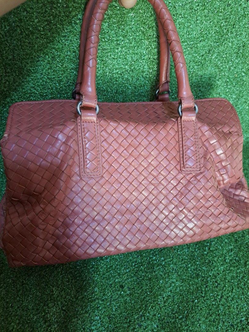 Bottega veneta (Category: Luxury Bags & Wallets) located in Batangas. Submitted by venus232nd (Listing ID 1290667142, Image 3). Description: no sling.