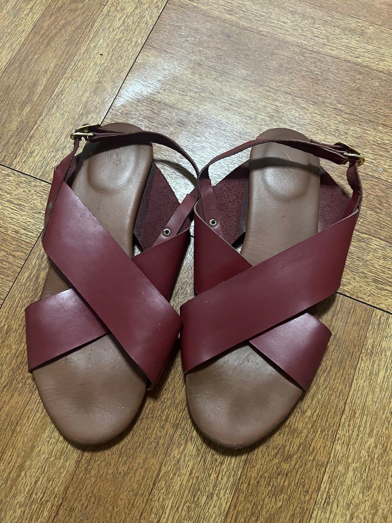 Flats Maroon Sandals Genuine Leather (Category: Flats & Sandals) located in Pasig City. Submitted by coattique (Listing ID 1290703313, Image 1). Description: Suelas brand Rfs: hindi ko na nagagamit.