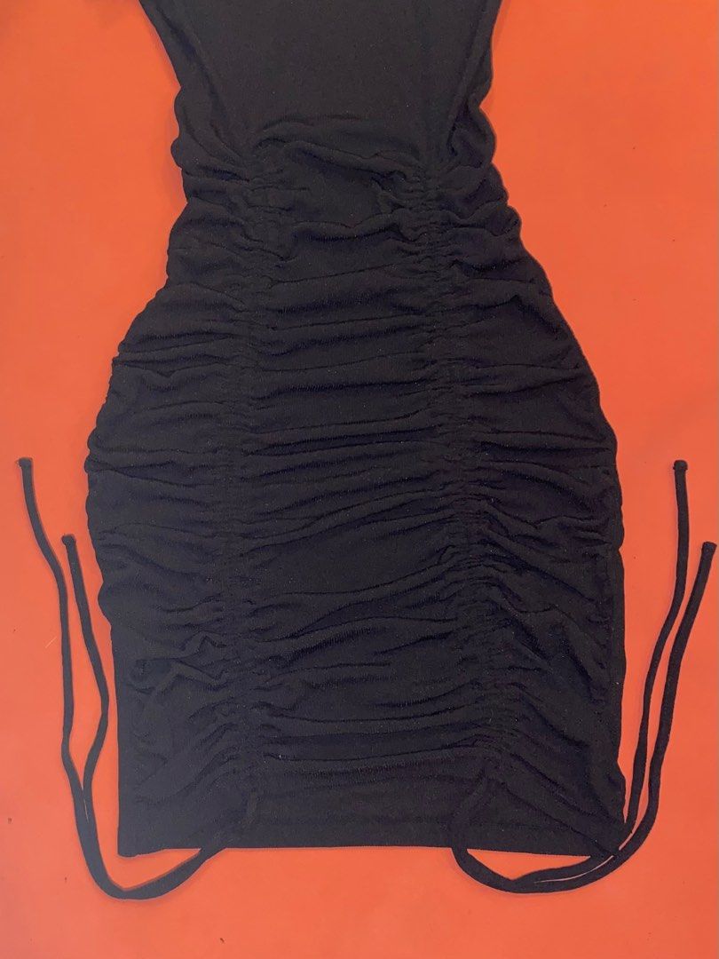 H&M Black Stretchable Rutched Dress (Category: Dresses) located in Bacoor. Submitted by isarrr (Listing ID 1290697167, Image 3). Description: H&M Black stretchable ribbed dress with a rutched bottom. ⭐️ The fabric is stretchable so it can fit a lot of sizes (XS-M) ⭐️ Fitted and really cute for a casual but semi-formal wear :)) 📍 mode of payment: COP or GCASH (for COP, pay both item and delivery fee when you pick it up & for GCASH, you may either