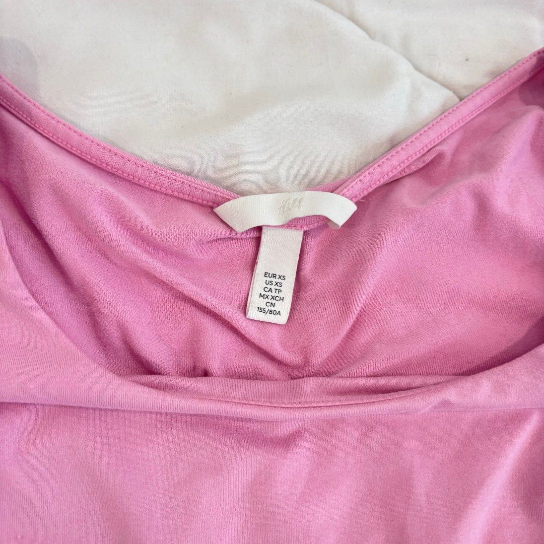 H&M Pink Short Sleeve Bodysuit (Category: Others Tops) located in Paranaque City. Submitted by coldbrews (Listing ID 1290630318, Image 2). Description: please read the FULL description before inquiring! size: xs condition: BRAND NEW, CUT TAGS. i ended up not wearing it for a birthday party. hugs the body well and there are clasps at the bottom of the bodysuit for convenience. 🏷️ mop GCash ONLY 📮 shipping from Parañaque City via GoGo Express ONL