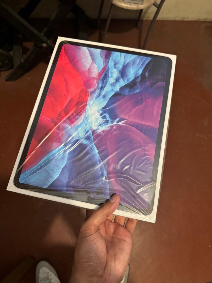 iPad Pro 12.9” 4th generation (Category: iPad) located in Mandaluyong City. Submitted by wayby (Listing ID 1290647062, Image 1). Description: 256gb + Cellular Data Opened just to check With limited warranty 100% smooth and brand new looking Free tempered glass and case .