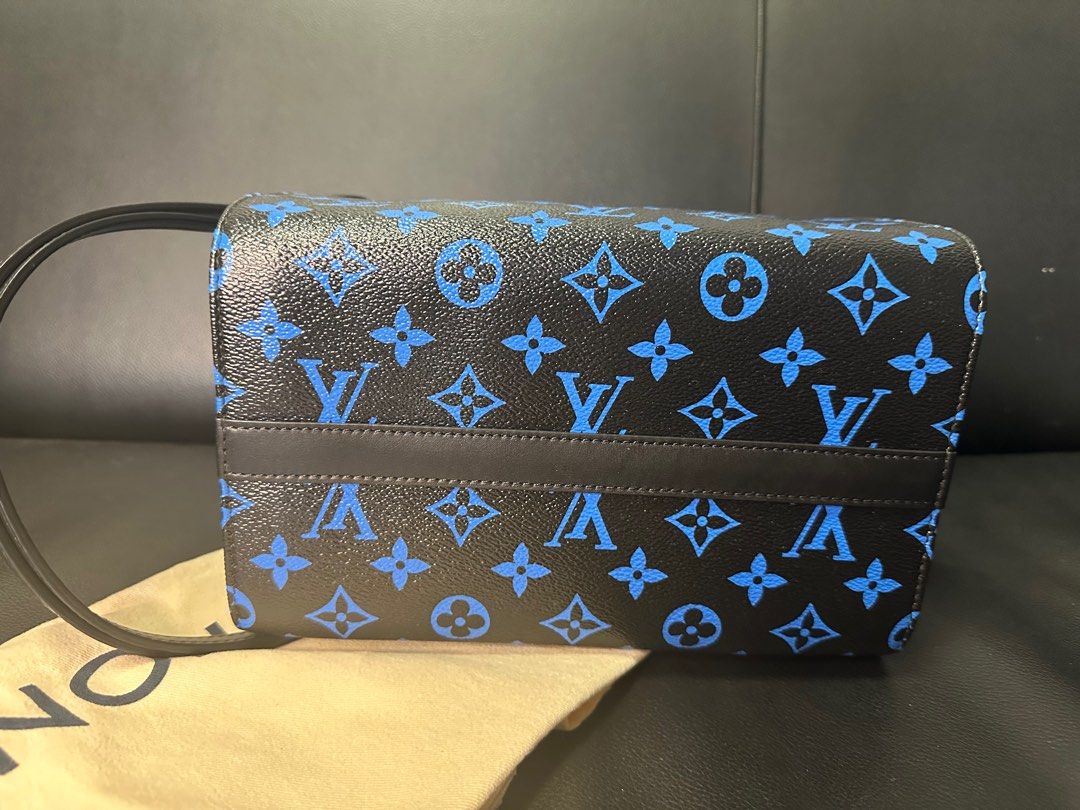 LOUIS VUITTON SPEEDY AMAZON RARE‼️ (Category: Luxury Bags & Wallets) located in Taguig. Submitted by que_08 (Listing ID 1290641608, Image 3). Description: 19x22x15 With dustbag No keys Price negotiable.