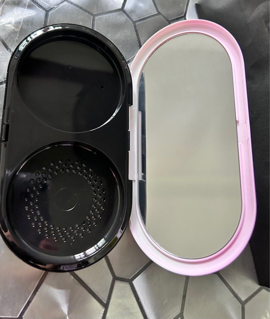 MAC Empty Compact (Category: Makeup) located in Singapore. Submitted by Lobeth (Listing ID 1290625564, Image 3). Description: .