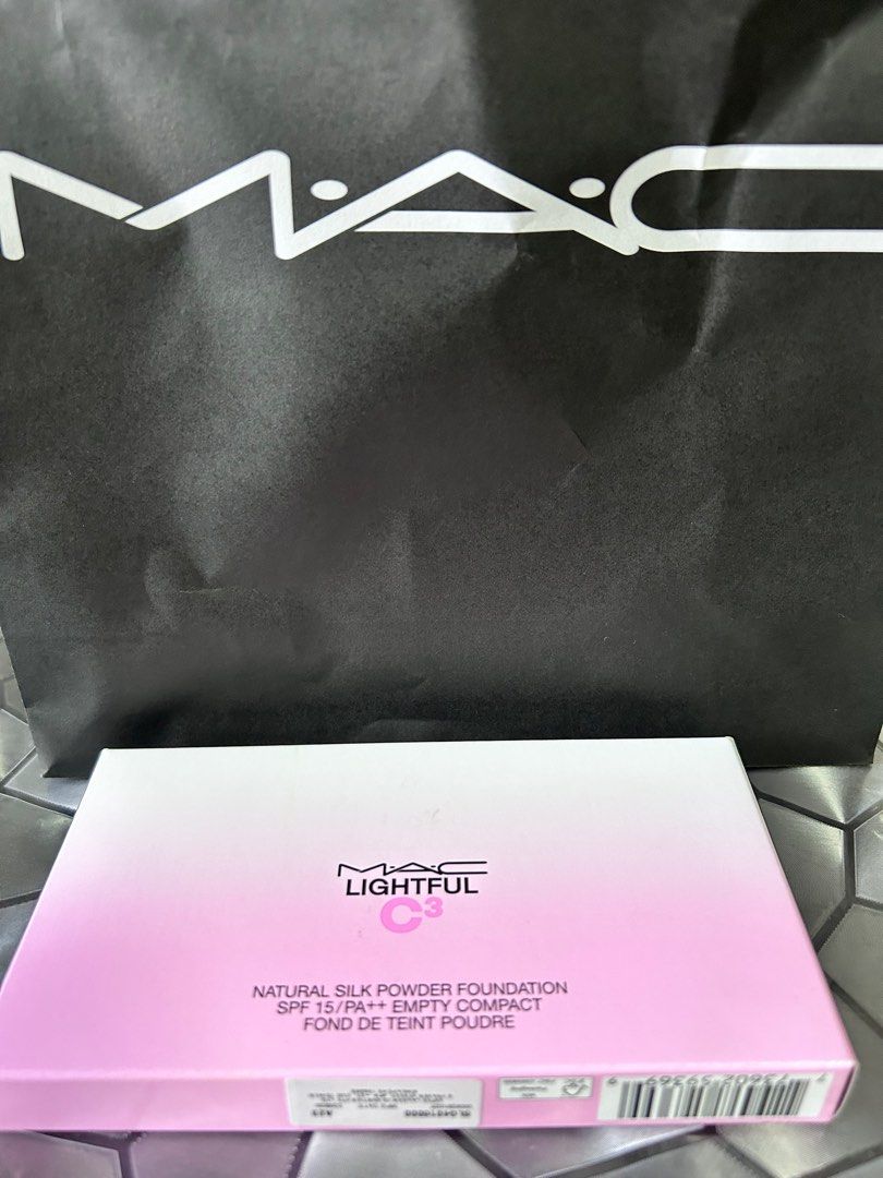 MAC Empty Compact (Category: Makeup) located in Singapore. Submitted by Lobeth (Listing ID 1290625564, Image 1). Description: .